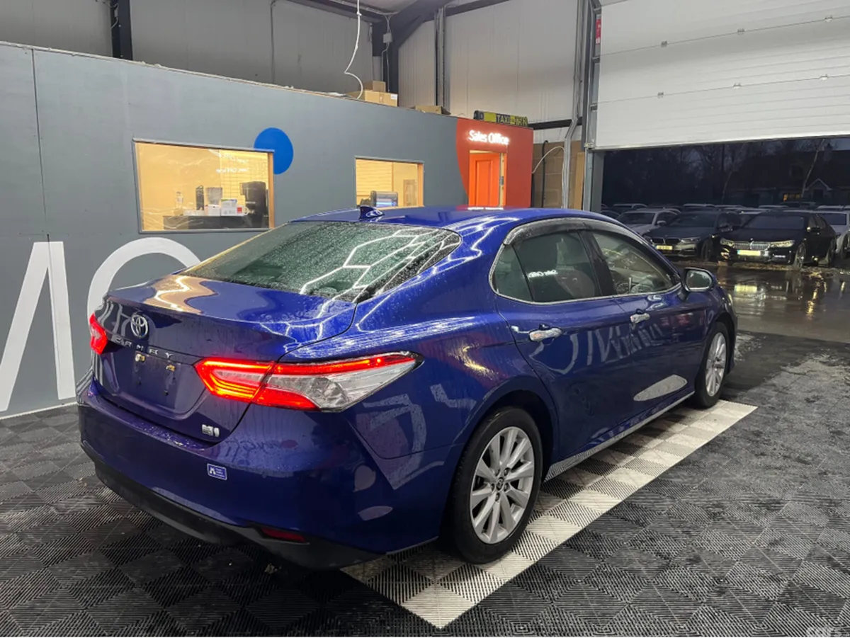Toyota Camry Saloon, Petrol Hybrid, 2021, Blue