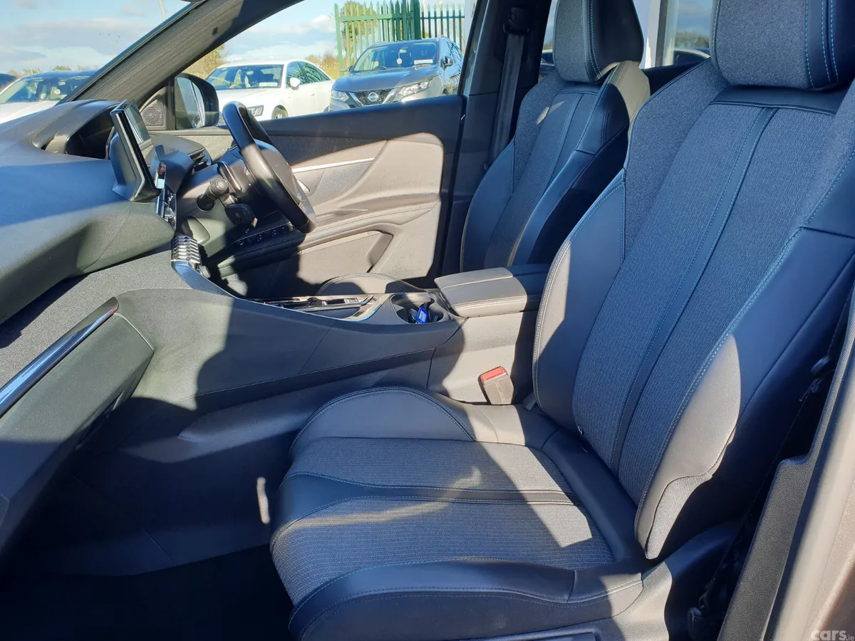 Peugeot 3008 MPV, Diesel, 2023, Grey