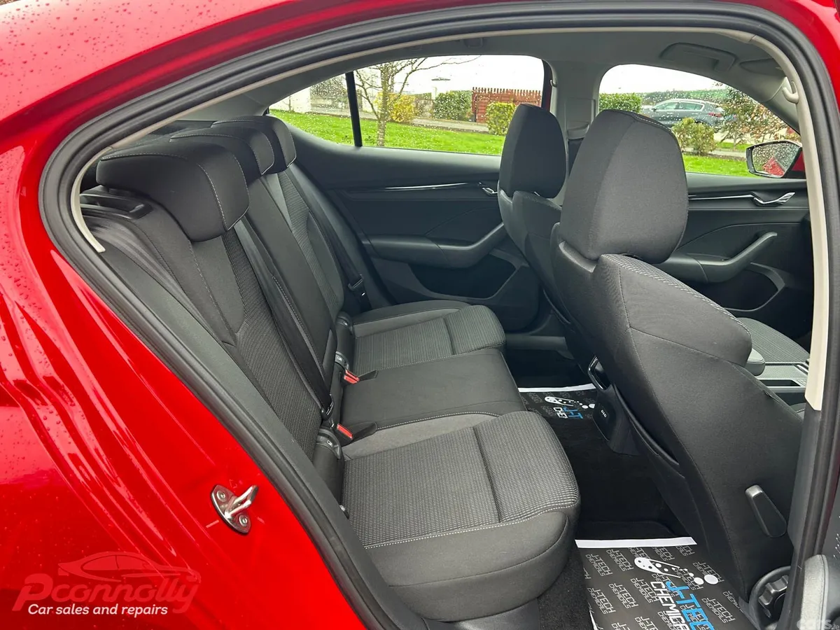 Skoda Octavia Hatchback, Diesel, 2022, Red