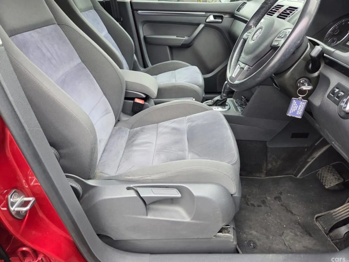 Volkswagen Touran MPV, Petrol, 2015, Red