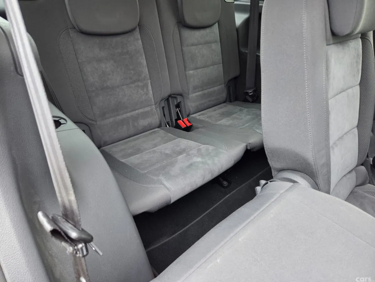 Volkswagen Touran MPV, Petrol, 2015, Red