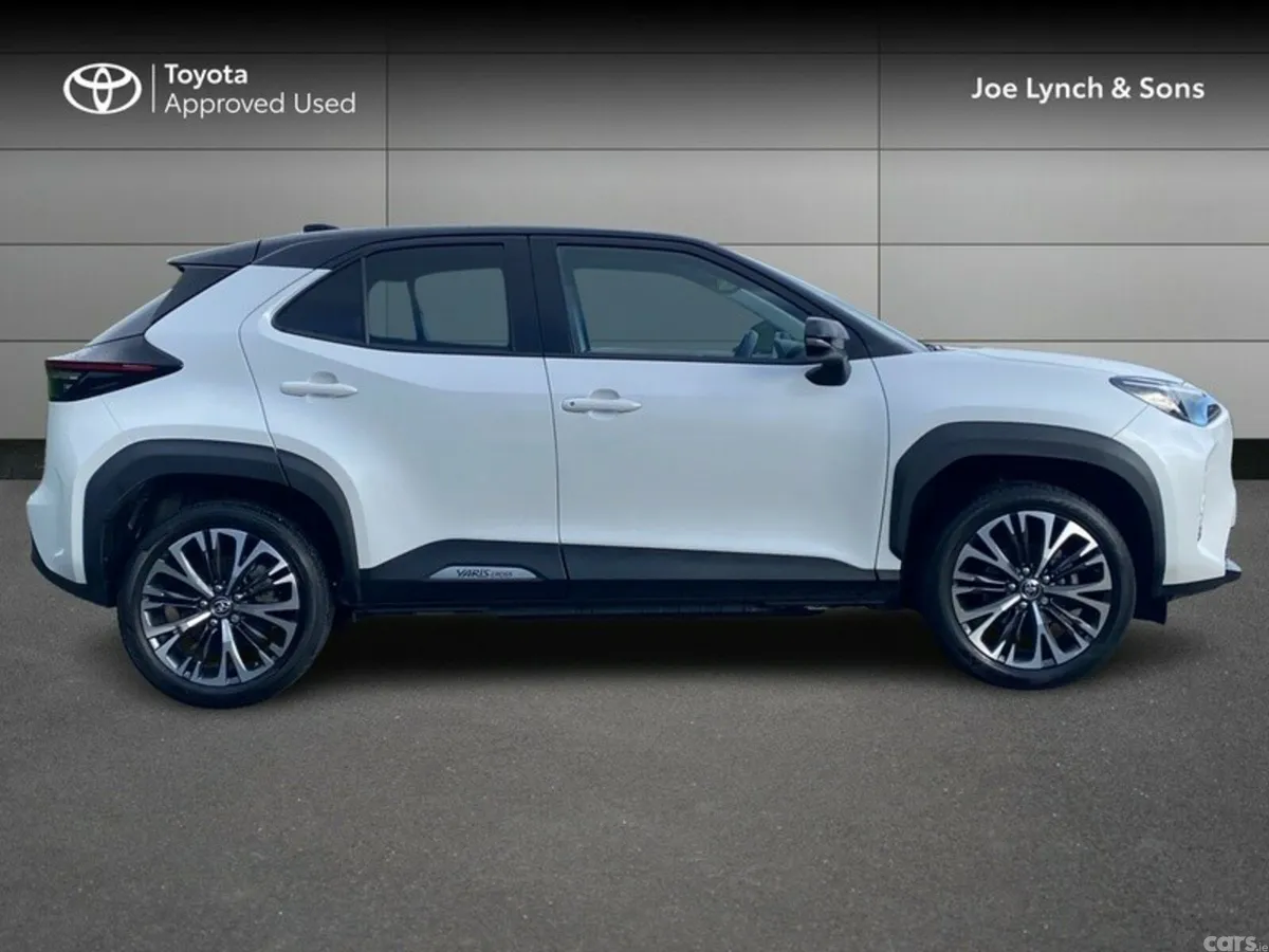 Toyota Yaris Cross Hatchback, Petrol Hybrid, 2024, White
