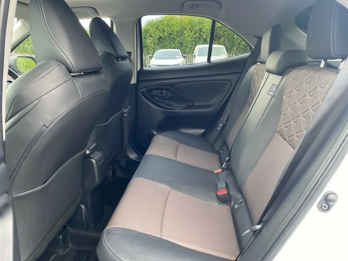 Toyota Yaris Cross Hatchback, Petrol Hybrid, 2024, White