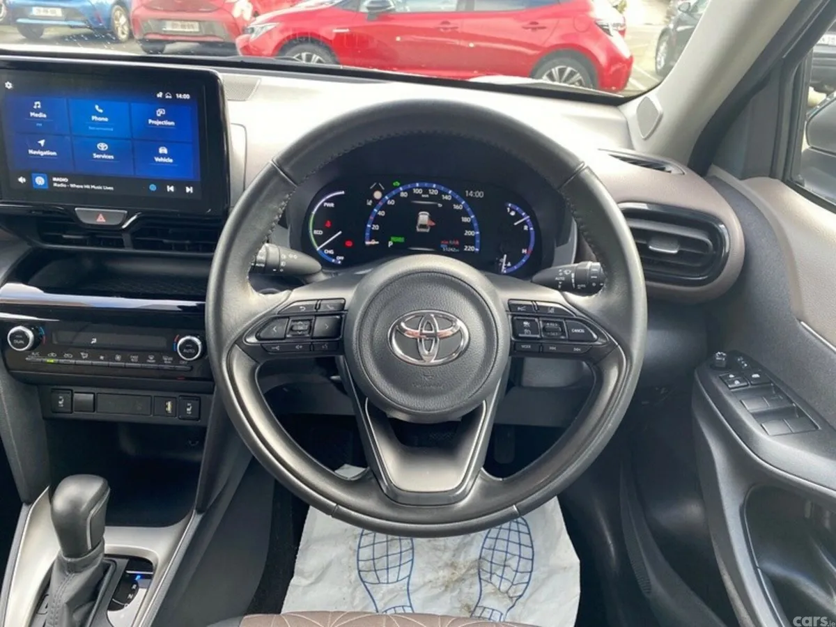 Toyota Yaris Cross Hatchback, Petrol Hybrid, 2024, White
