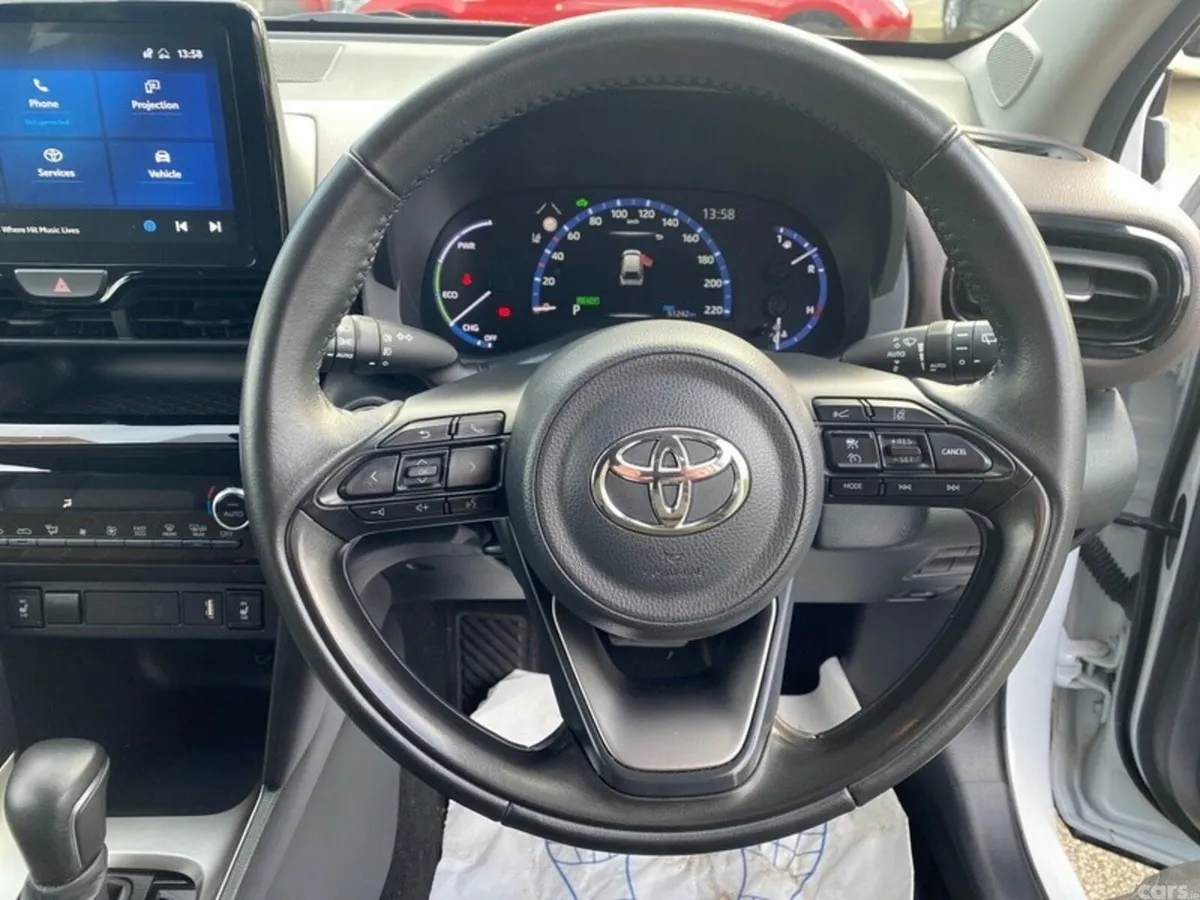 Toyota Yaris Cross Hatchback, Petrol Hybrid, 2024, White
