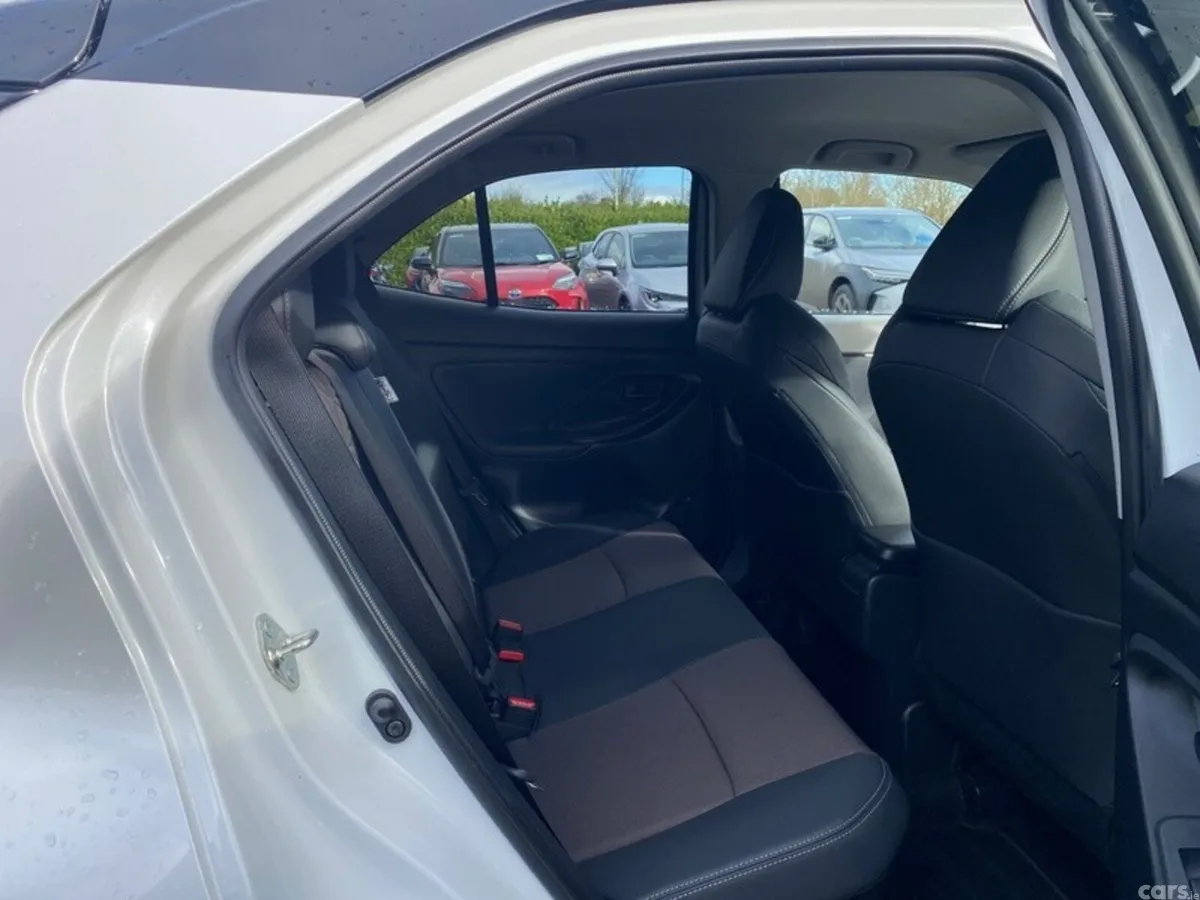 Toyota Yaris Cross Hatchback, Petrol Hybrid, 2024, White