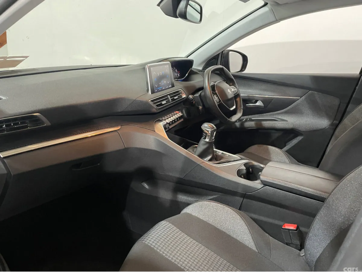 Peugeot 5008 MPV, Diesel, 2022, Grey