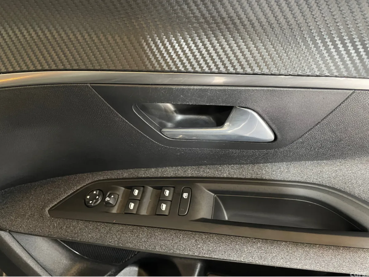 Peugeot 5008 MPV, Diesel, 2022, Grey