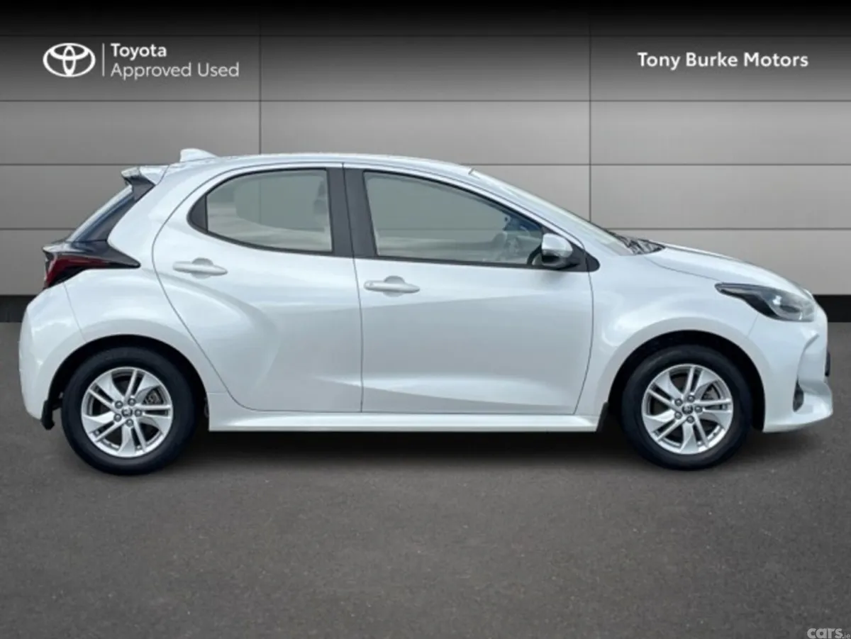 Toyota Yaris Hatchback, Petrol Hybrid, 2023, White