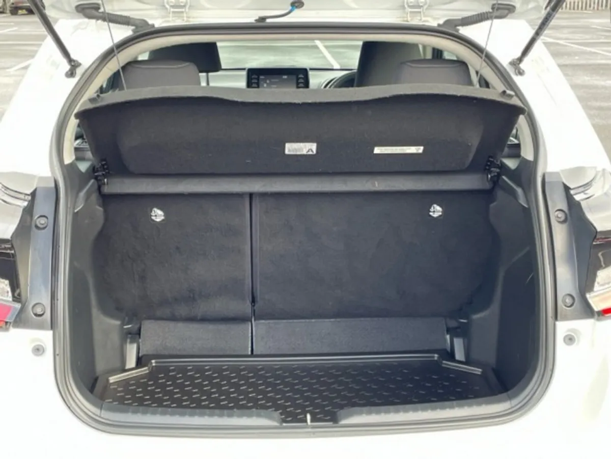 Toyota Yaris Hatchback, Petrol Hybrid, 2023, White