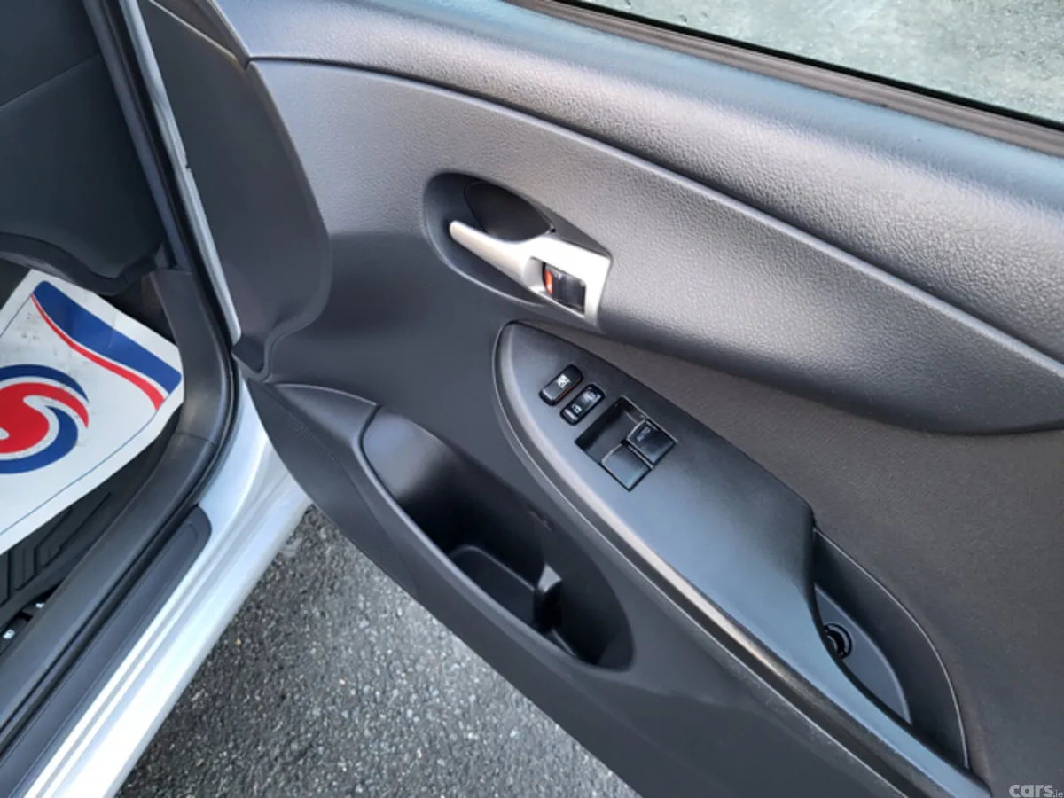 Toyota Corolla Saloon, Petrol, 2010, Silver