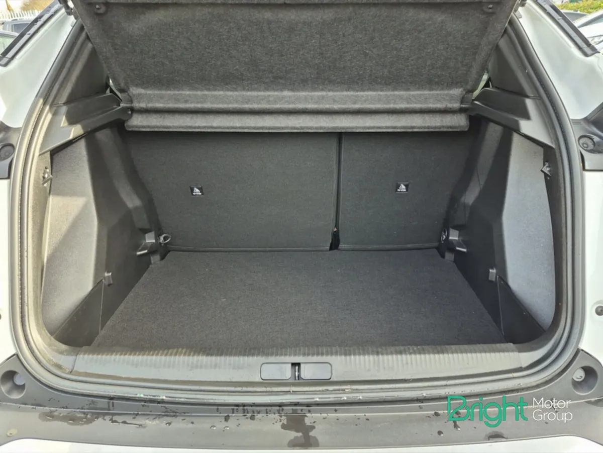 Peugeot 2008 MPV, Petrol, 2023, White