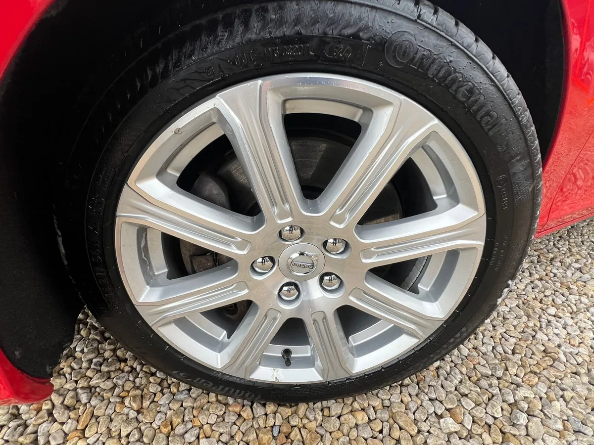 Volvo V40 Hatchback, Diesel, 2019, Red