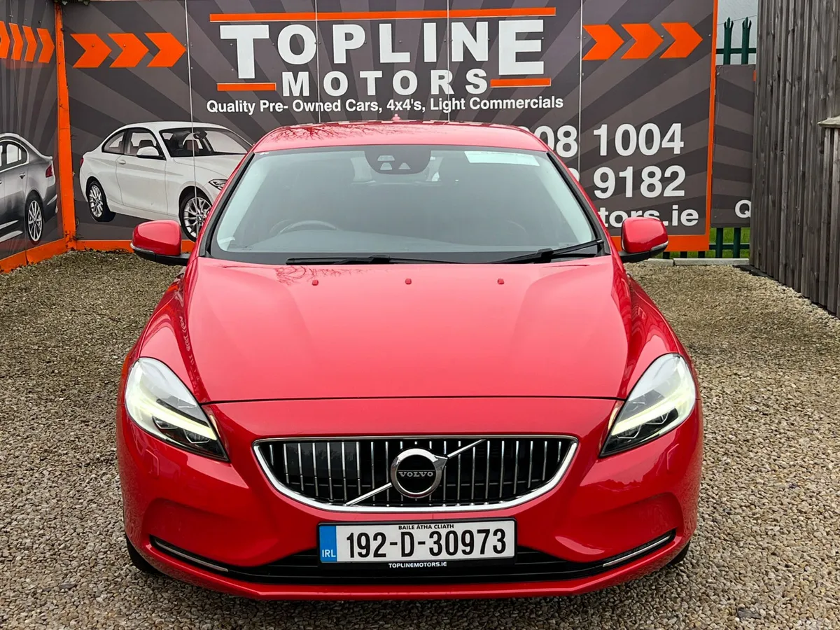 Volvo V40 Hatchback, Diesel, 2019, Red
