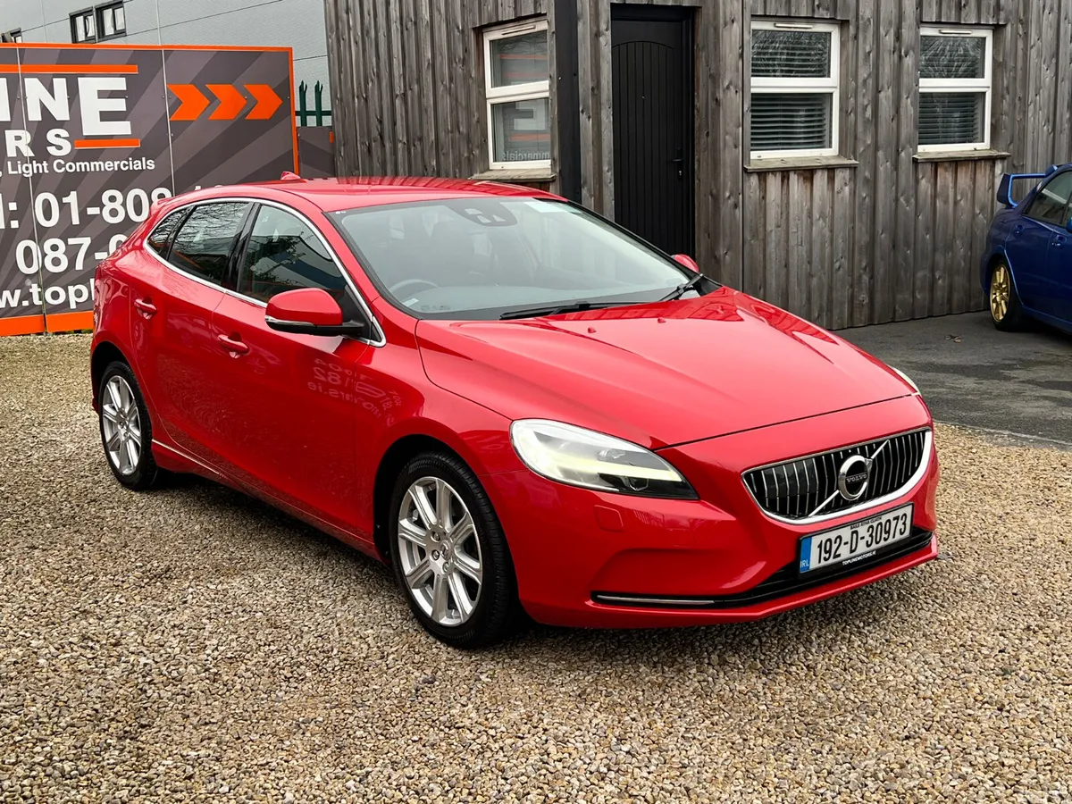 Volvo V40 Hatchback, Diesel, 2019, Red