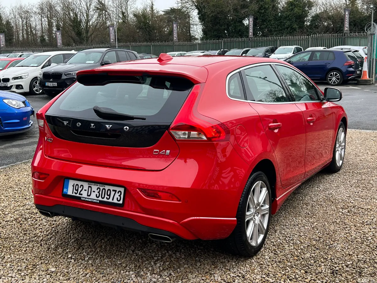 Volvo V40 Hatchback, Diesel, 2019, Red