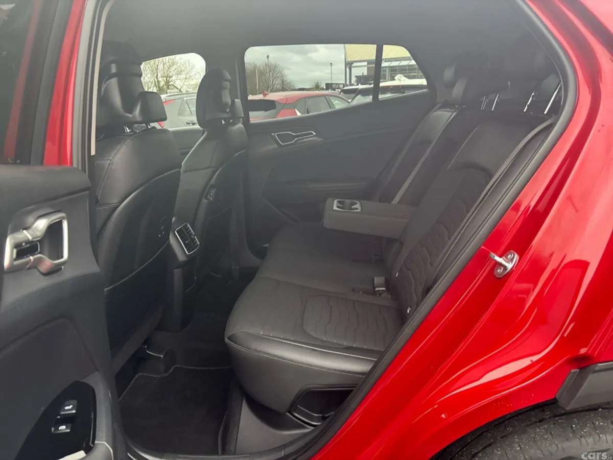 Kia Sportage MPV, Diesel Hybrid, 2023, Red