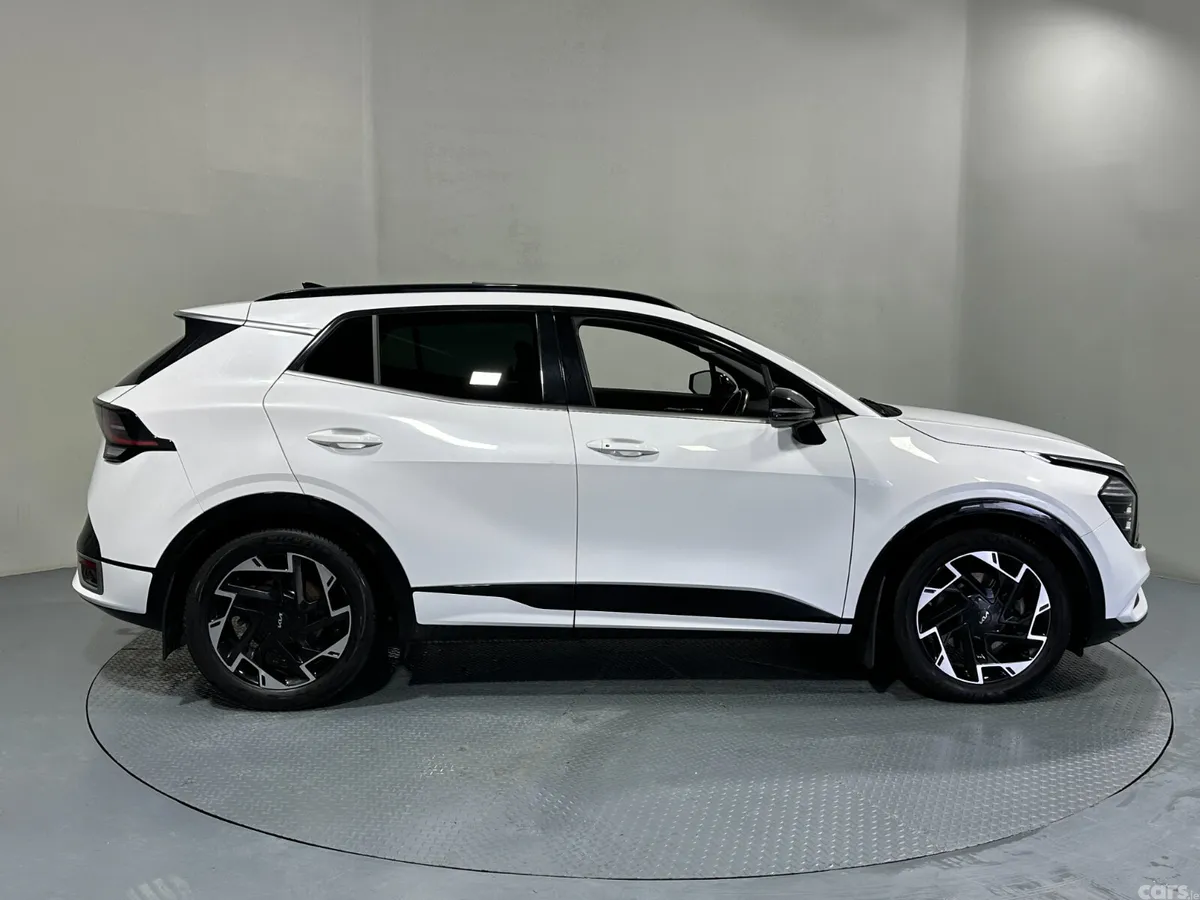 Kia Sportage SUV, Diesel Hybrid, 2023, White