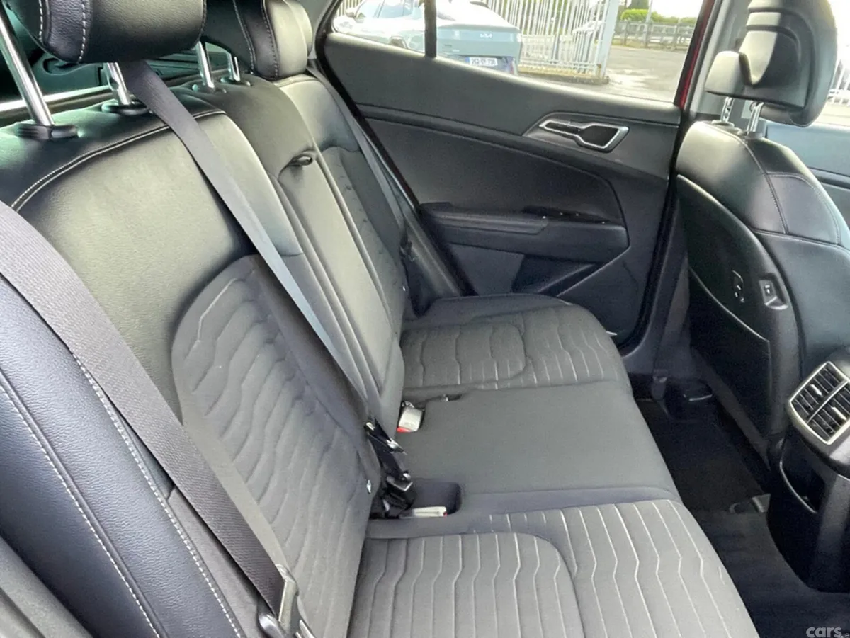 Kia Sportage MPV, Diesel Hybrid, 2023, Red