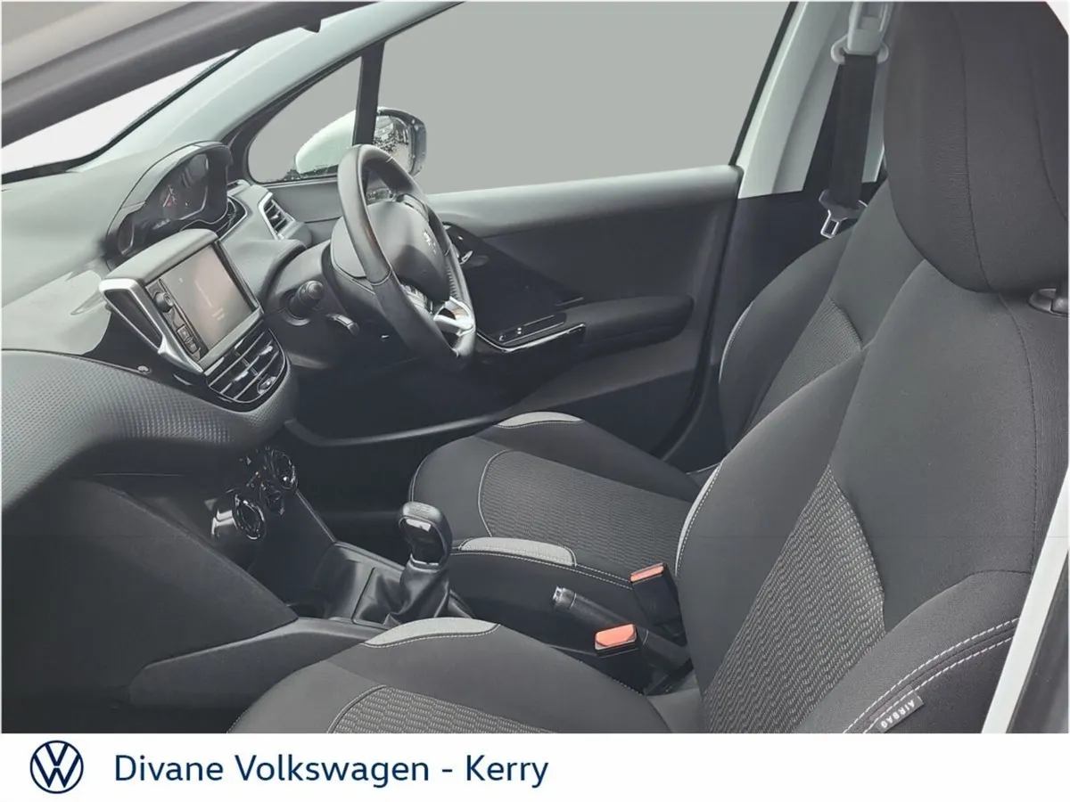 Peugeot 208 Hatchback, Diesel, 2016, White