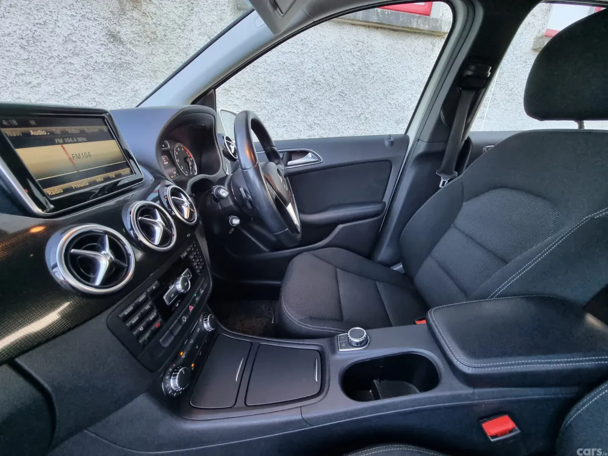 Mercedes-Benz B-Class MPV, Petrol, 2013, White