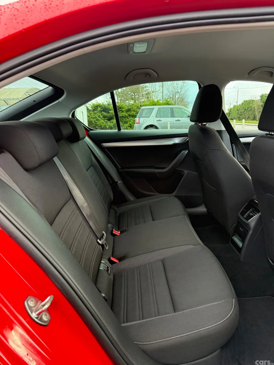 Skoda Octavia Saloon, Diesel, 2019, Red