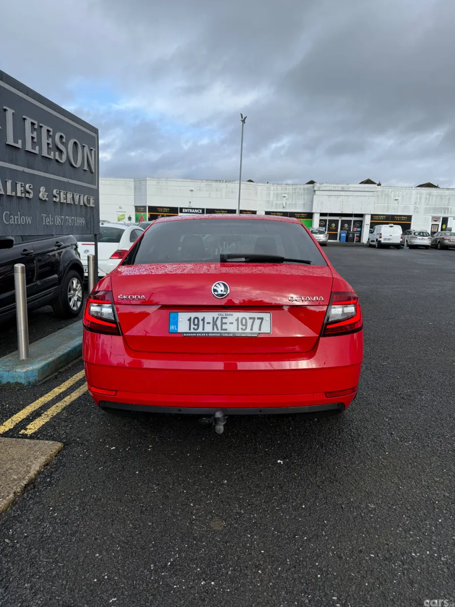 Skoda Octavia Saloon, Diesel, 2019, Red