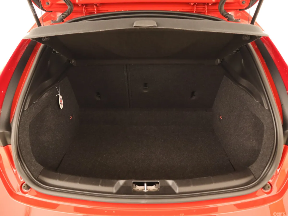 Volvo V40 Hatchback, Diesel, 2016, Red