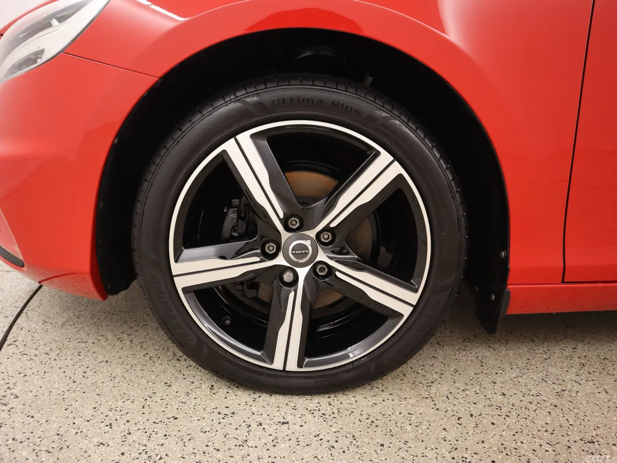 Volvo V40 Hatchback, Diesel, 2016, Red