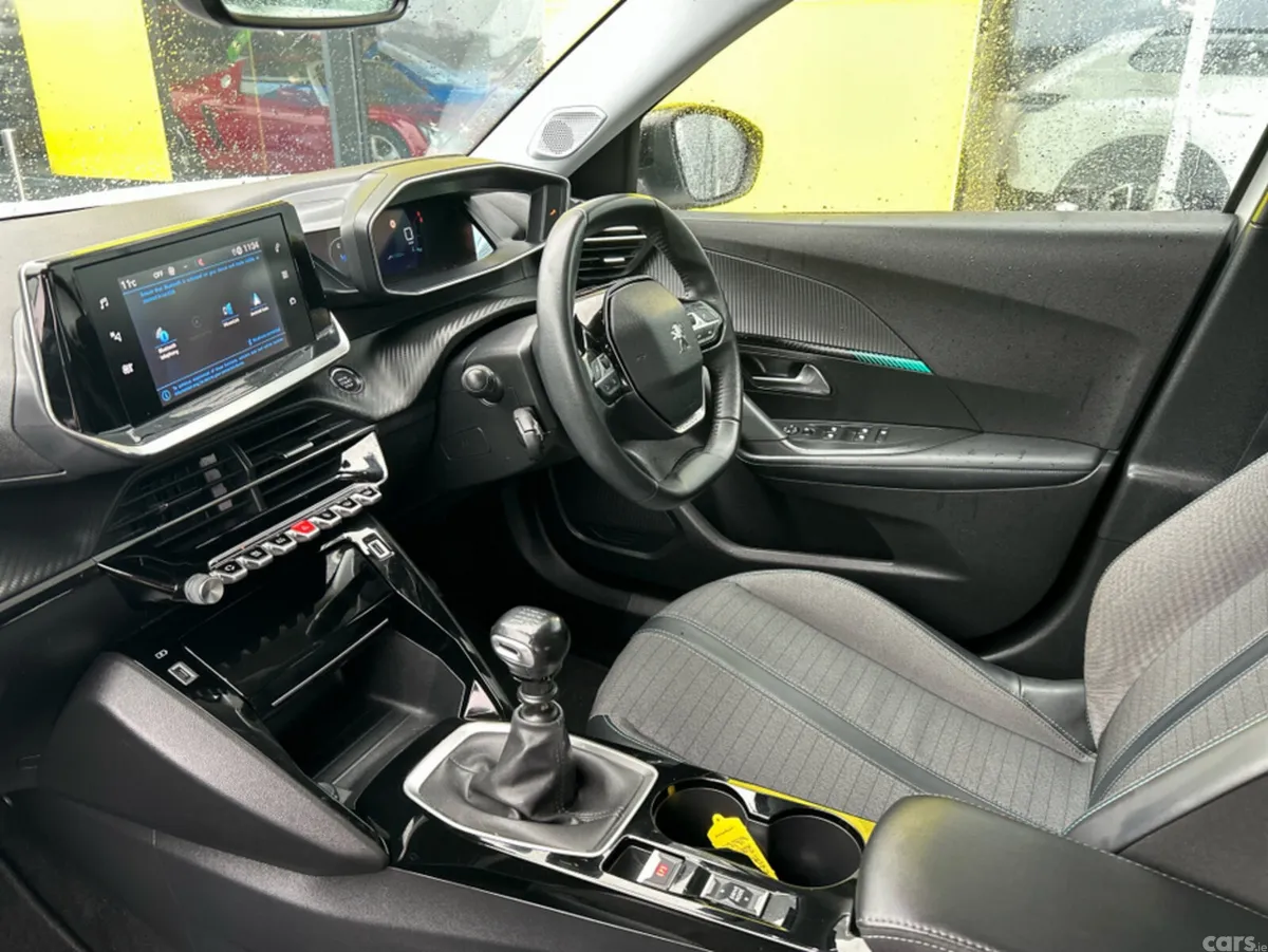 Peugeot 2008 MPV, Petrol, 2022, White