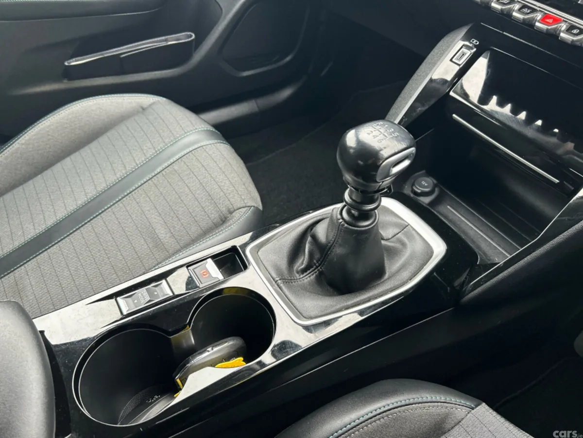 Peugeot 2008 MPV, Petrol, 2022, White