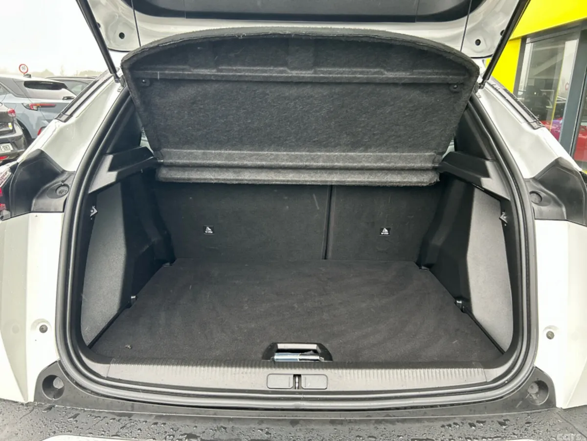 Peugeot 2008 MPV, Petrol, 2022, White