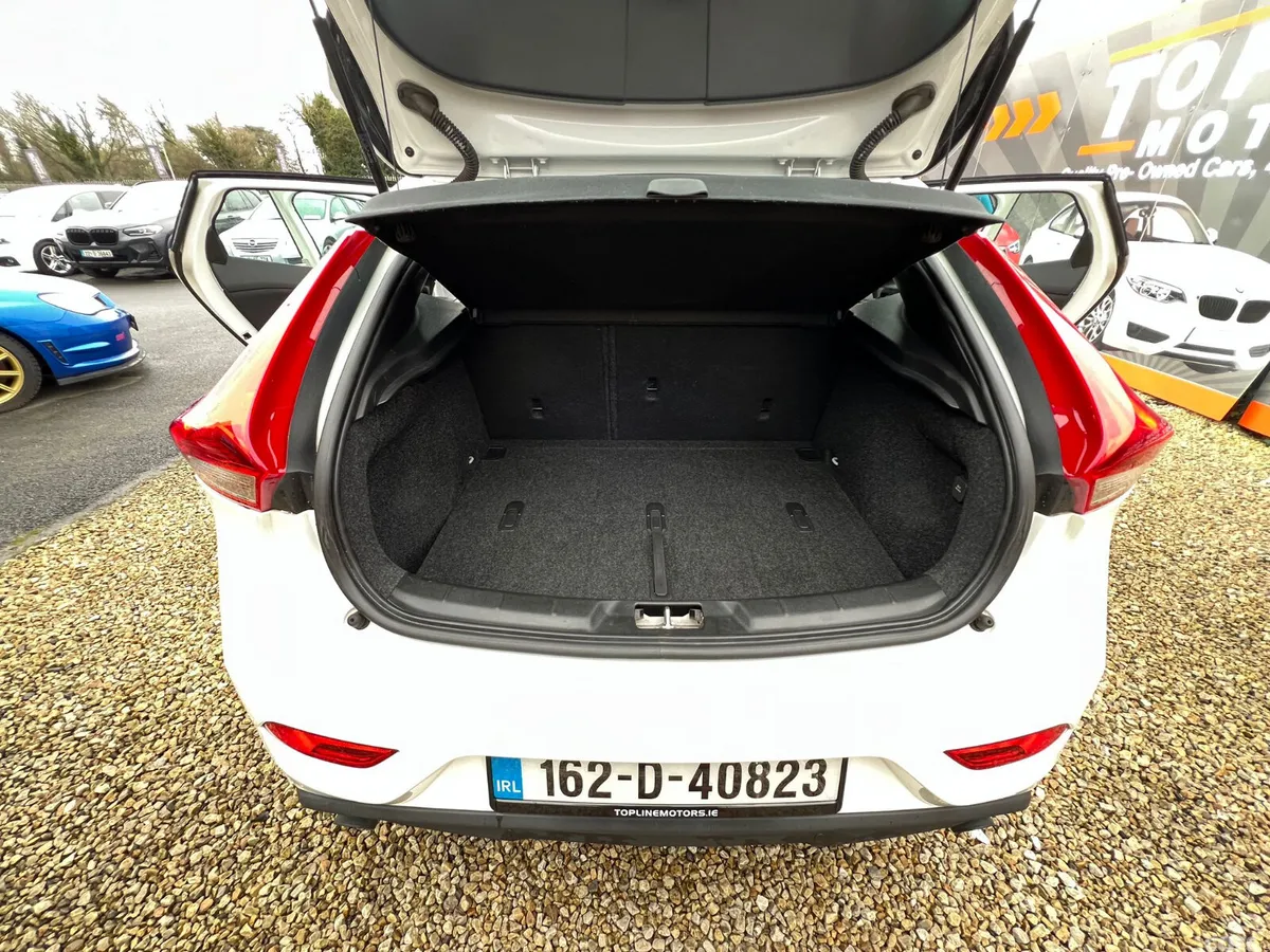 Volvo V40 Hatchback, Diesel, 2016, White