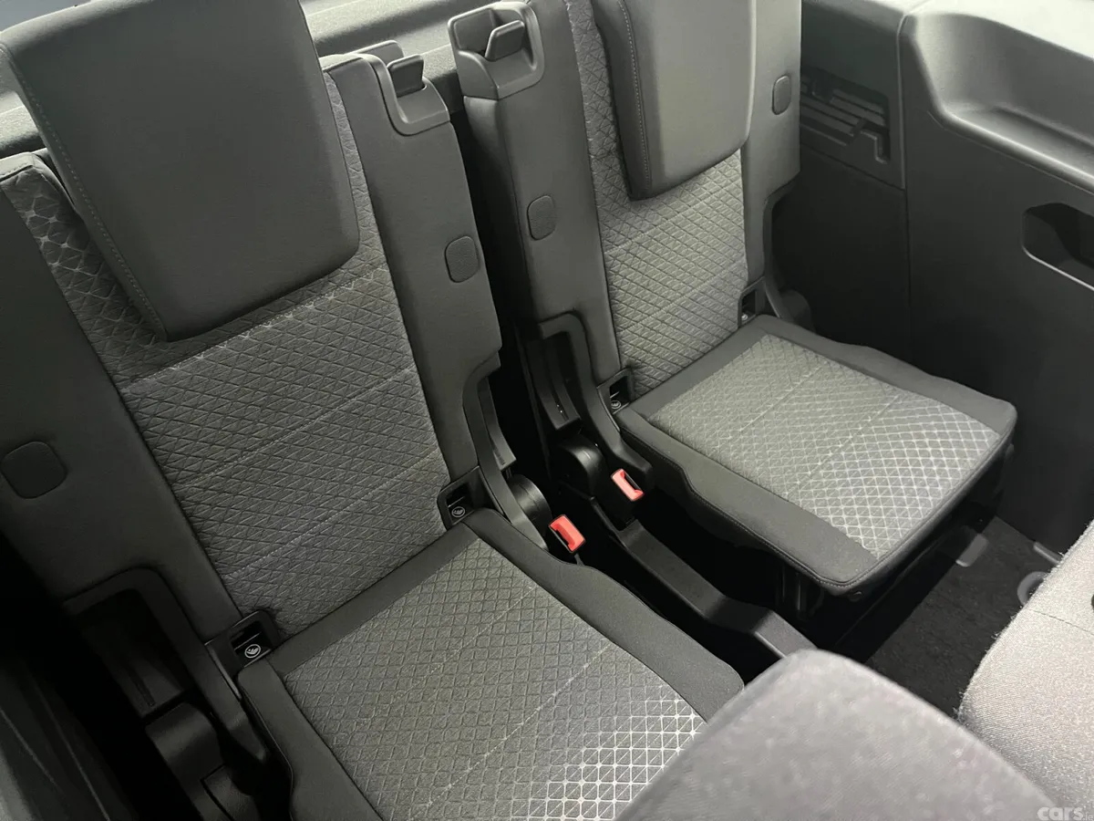 Ford Tourneo Connect MPV, Petrol Plug-in Hybrid, 2026, Red