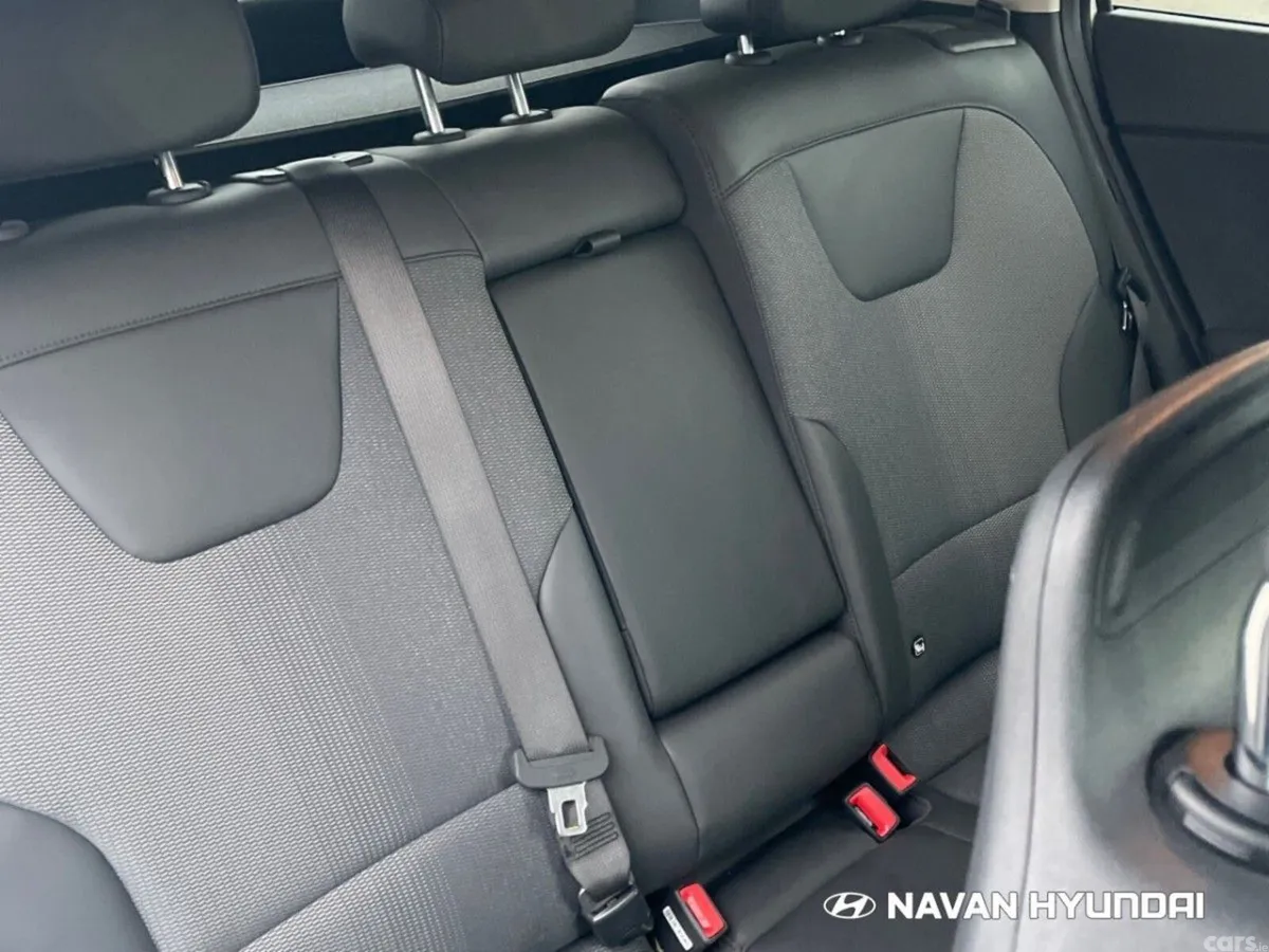 Kia Niro SUV, Petrol Hybrid, 2023, White