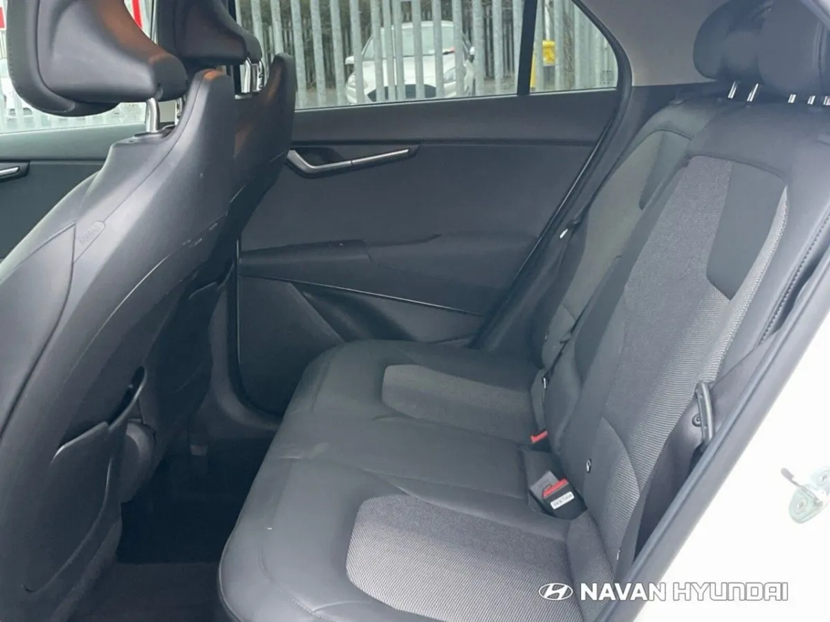 Kia Niro SUV, Petrol Hybrid, 2023, White