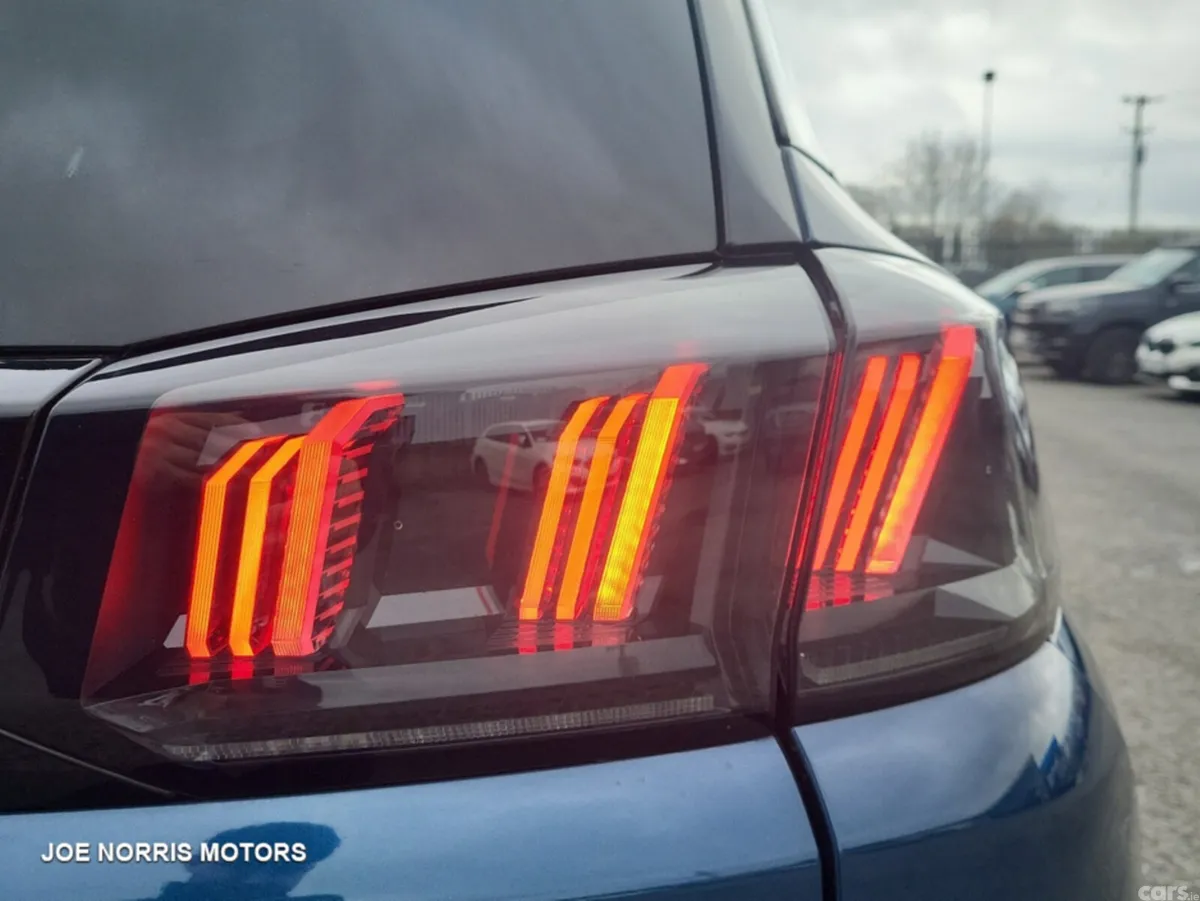 Peugeot 5008 MPV, Diesel, 2022, Blue