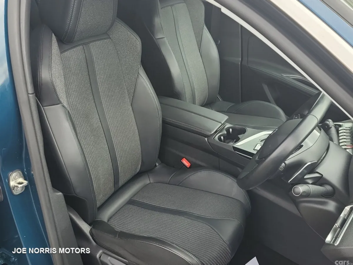 Peugeot 5008 MPV, Diesel, 2022, Blue