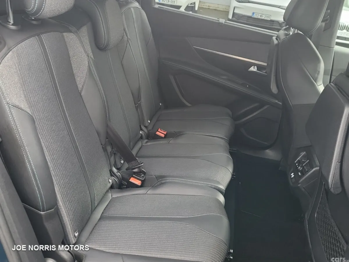 Peugeot 5008 MPV, Diesel, 2022, Blue
