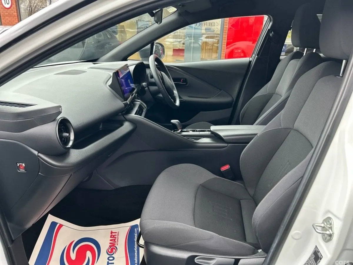 Toyota C-HR SUV, Petrol Hybrid, 2024, White