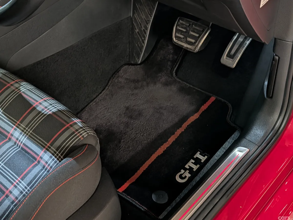 Volkswagen Golf Hatchback, Petrol, 2015, Red