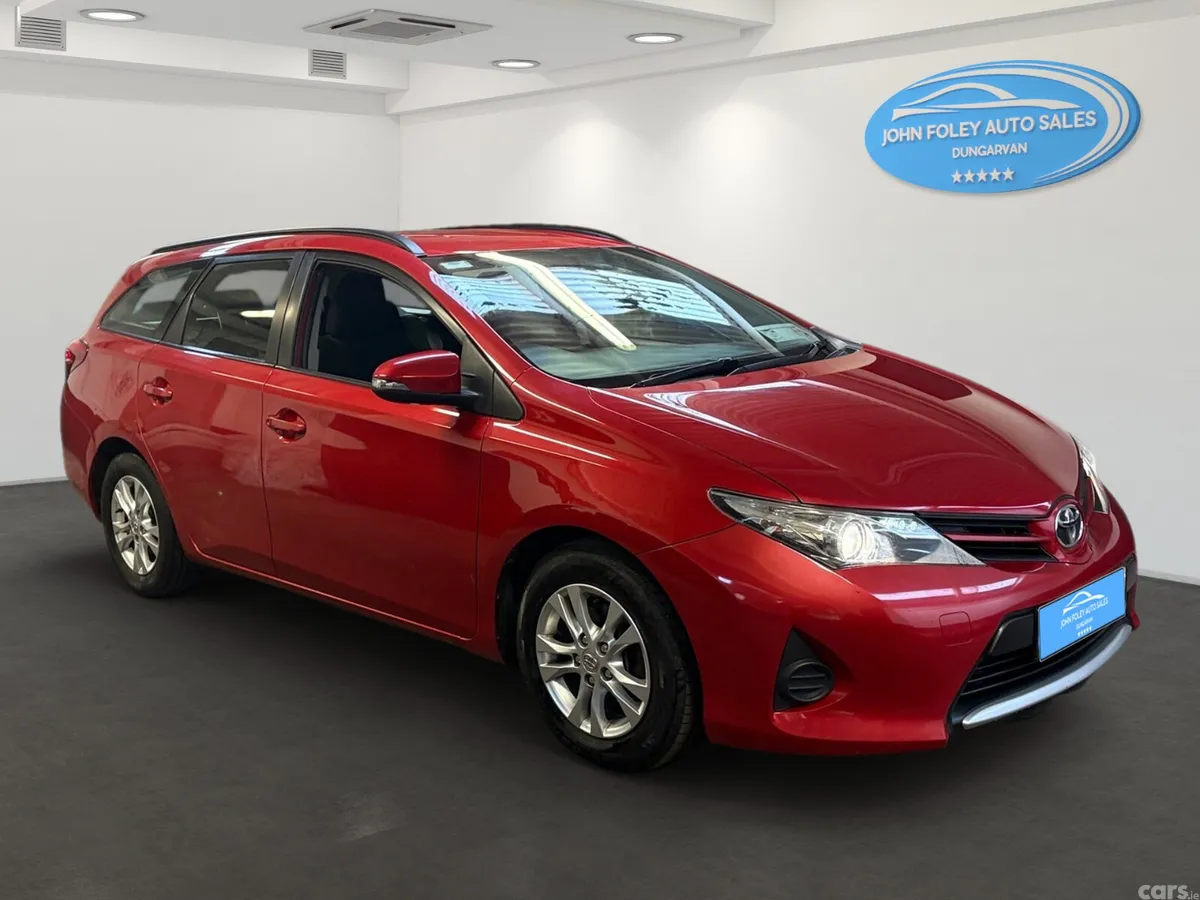 Toyota Auris Estate/Jeep, Diesel, 2014, Red