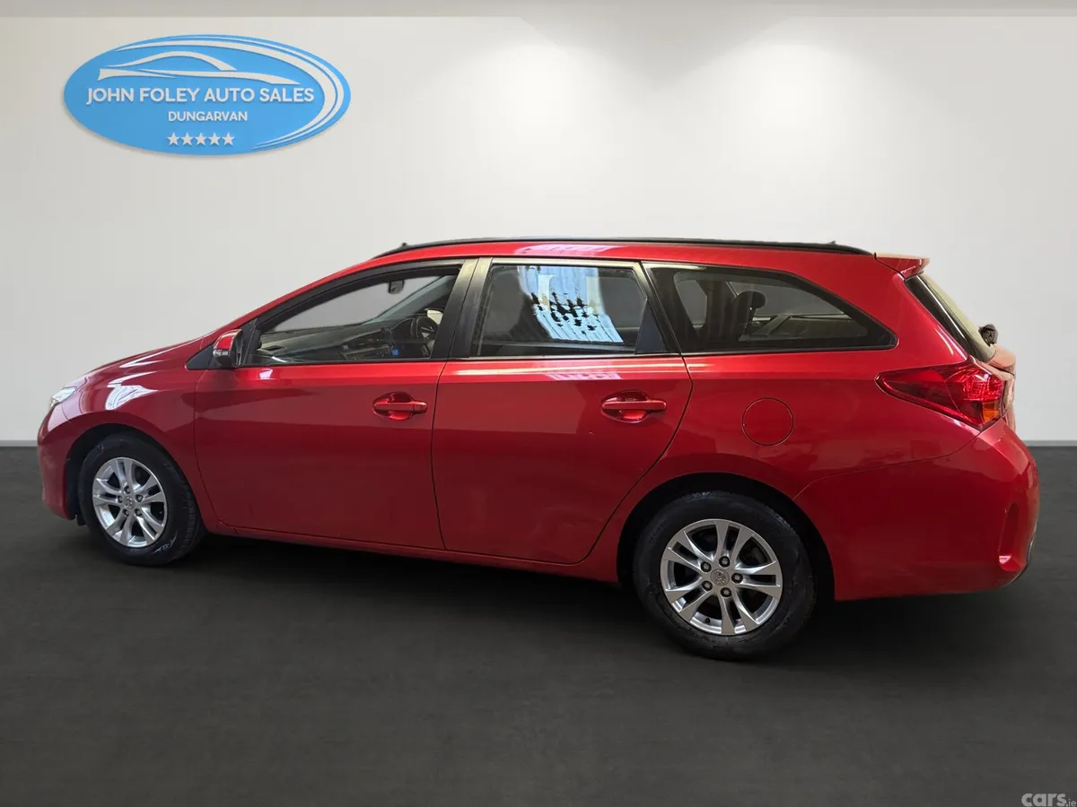 Toyota Auris Estate/Jeep, Diesel, 2014, Red