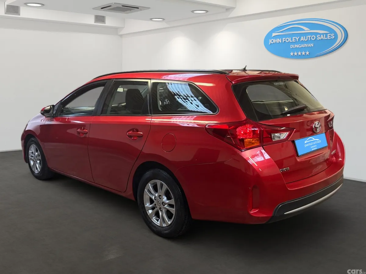 Toyota Auris Estate/Jeep, Diesel, 2014, Red