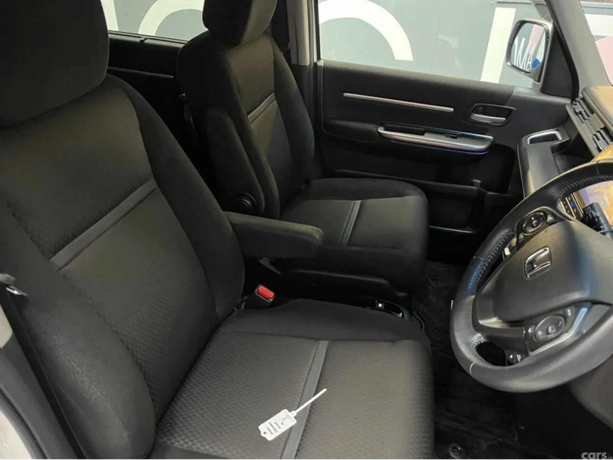 Honda Stepwagon MPV, Petrol Hybrid, 2019, White