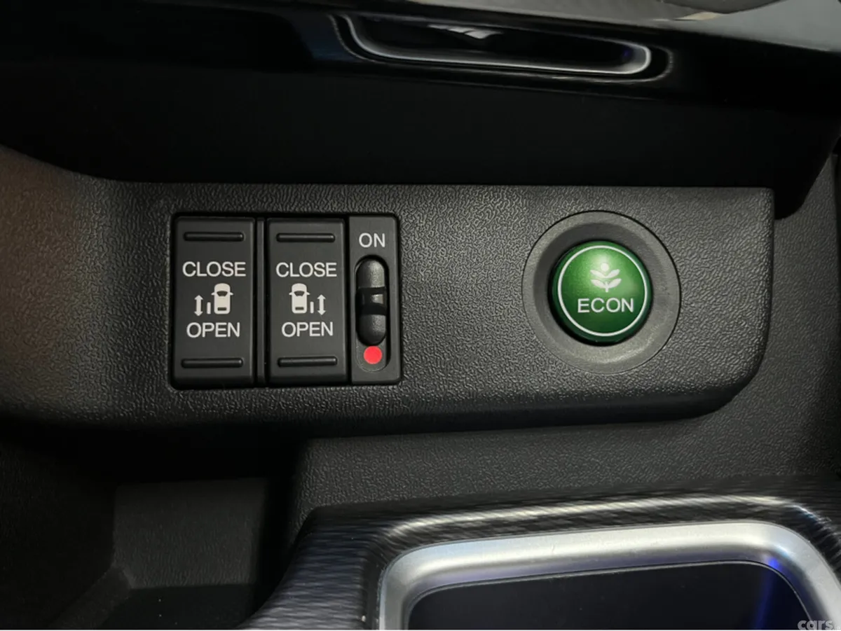 Honda Stepwagon MPV, Petrol Hybrid, 2019, White