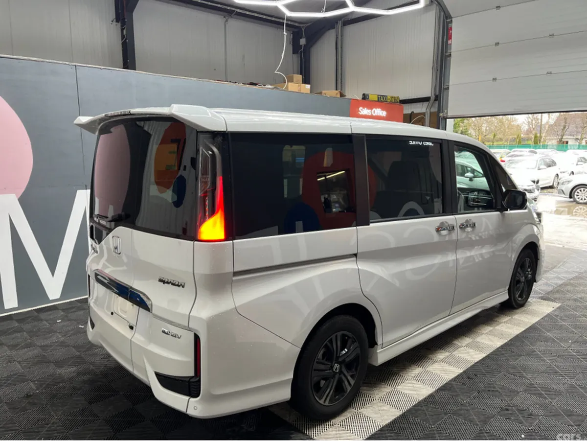 Honda Stepwagon MPV, Petrol Hybrid, 2021, White