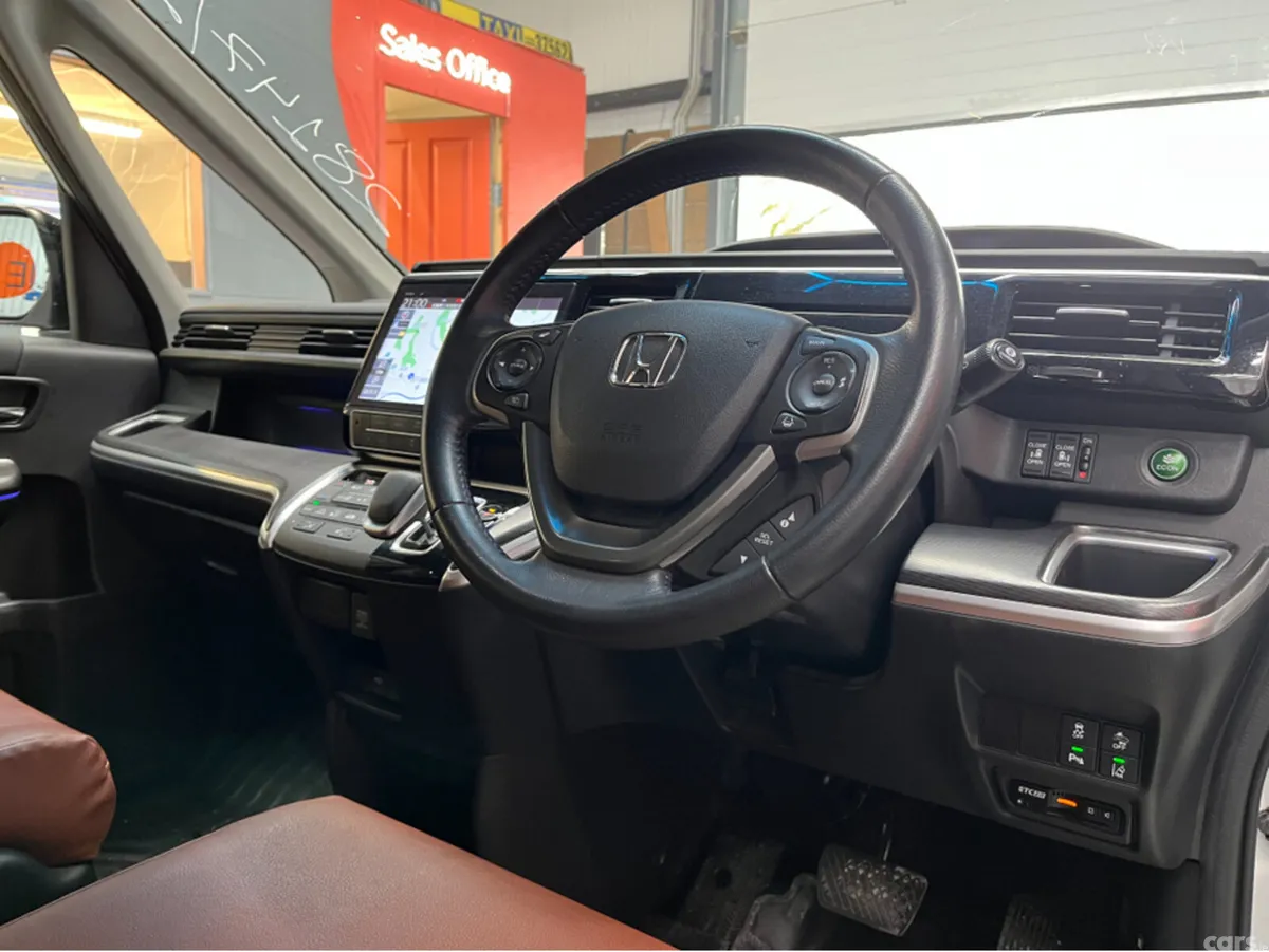 Honda Stepwagon MPV, Petrol Hybrid, 2021, White