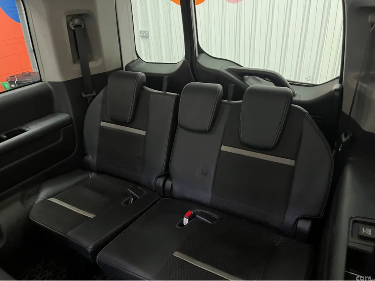 Honda Stepwagon MPV, Petrol Hybrid, 2019, White
