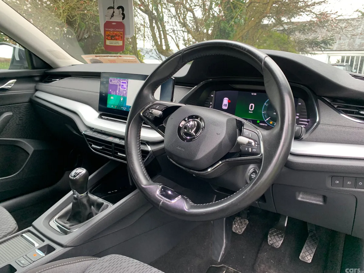Skoda Octavia Saloon, Diesel, 2022, Grey